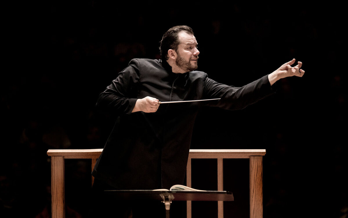 Andris Nelsons conducting with one hand outstretched
