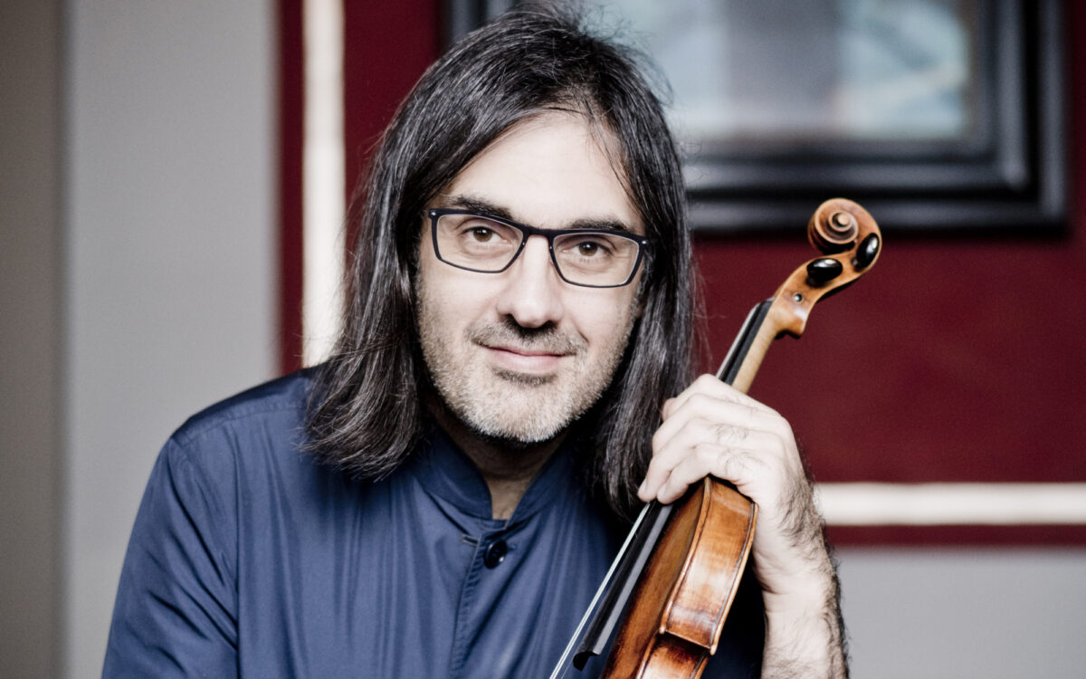 A headshot of Leonidas Kavakos holding a violin