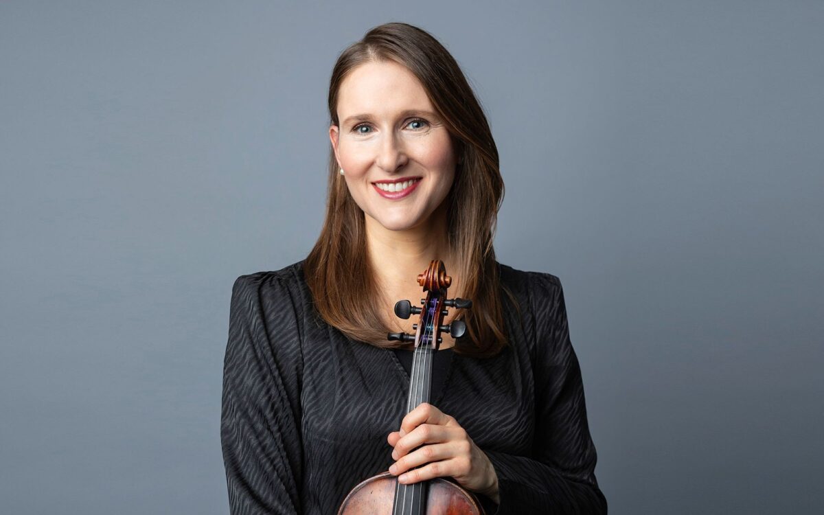 Bracha Malkin headshot with violin