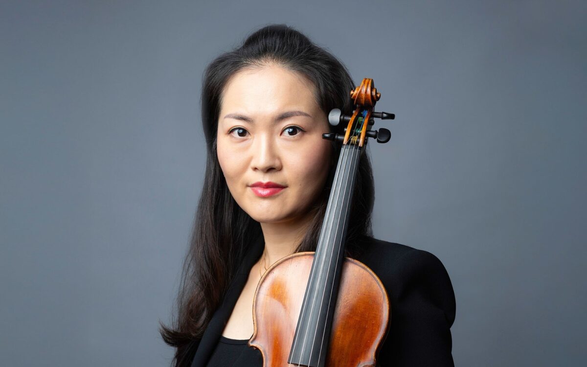 Jenny Ahn portrait holding violin