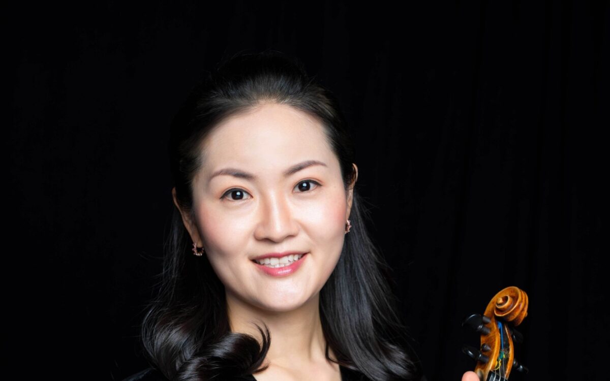 Jenny Ahn portrait holding violin