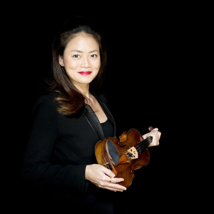 Elita Kang headshot with violin