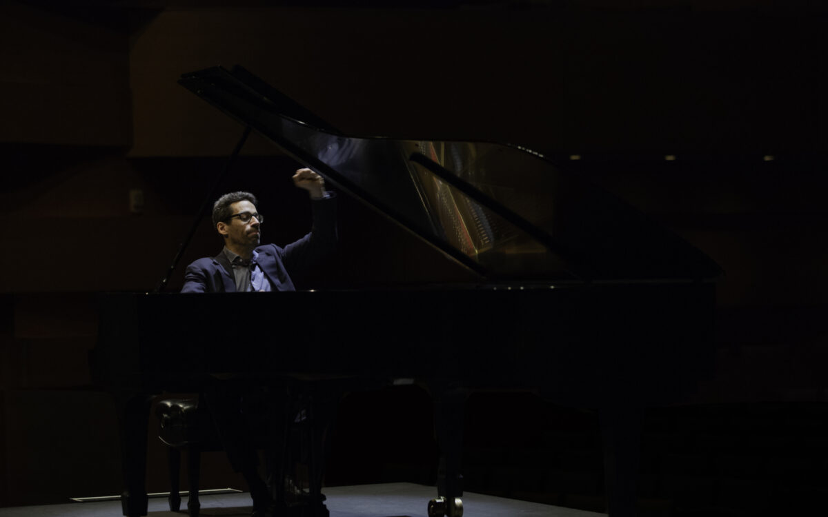 Jonathan Biss playing a piano