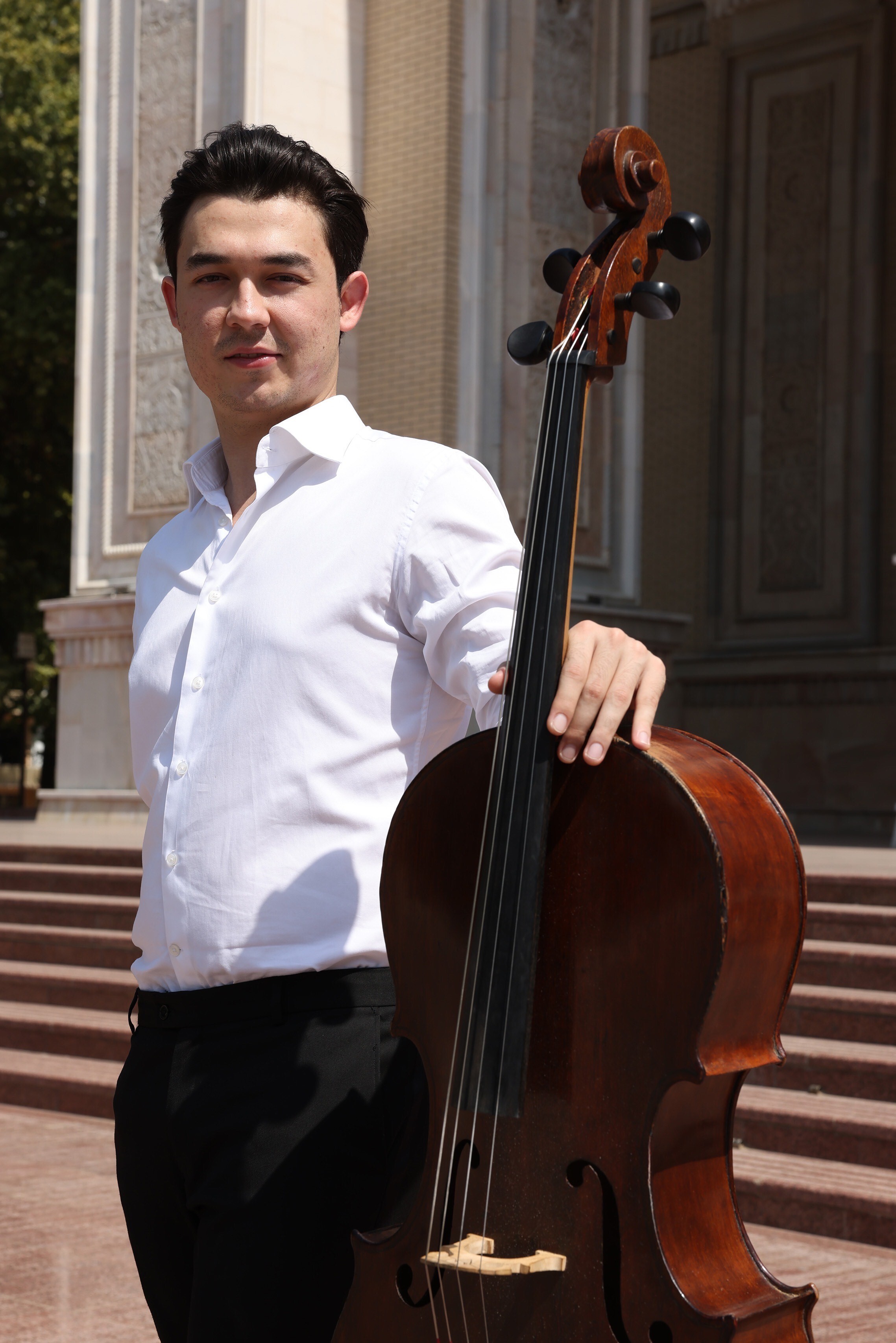 Photo of cellist Dilshod Narzillaev