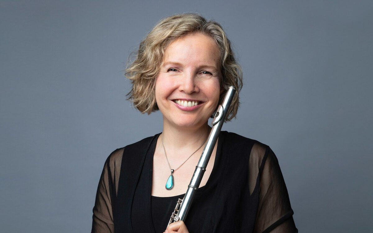 Lorna McGhee headshot with flute